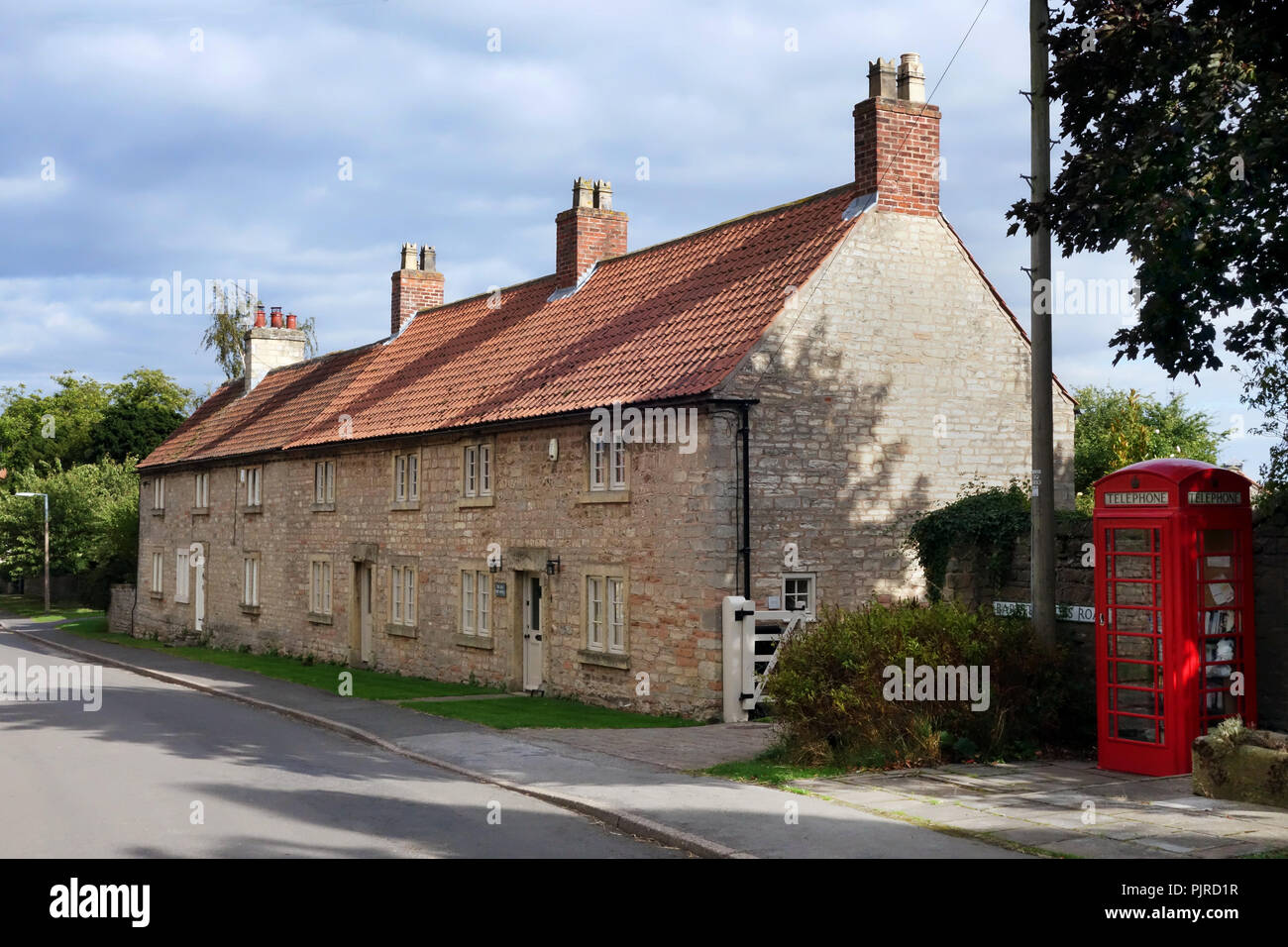 Cottage in an english village hi-res stock photography and images - Alamy