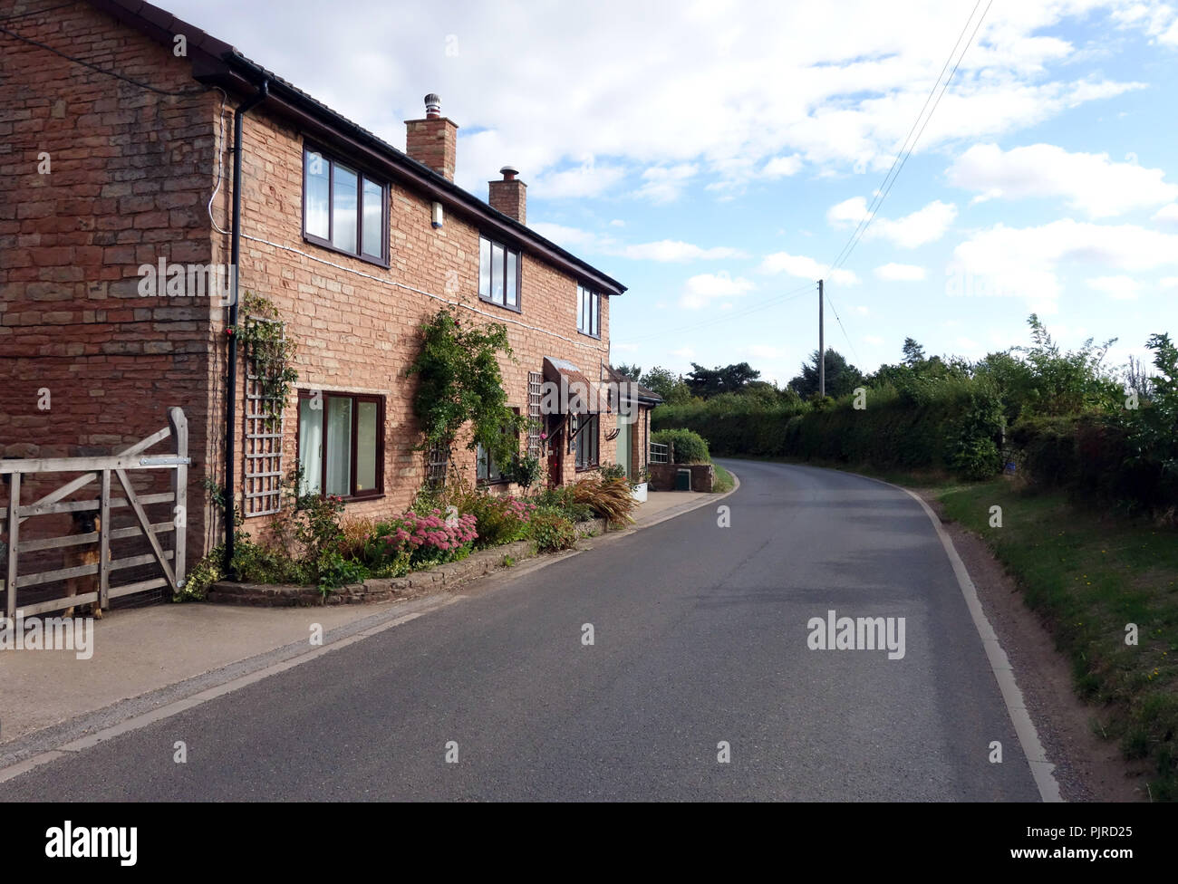 Cottage in an english village hi-res stock photography and images - Alamy