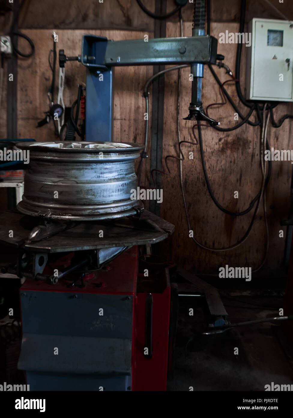 Machine for removing rubber from the wheel disc How to remove the tire