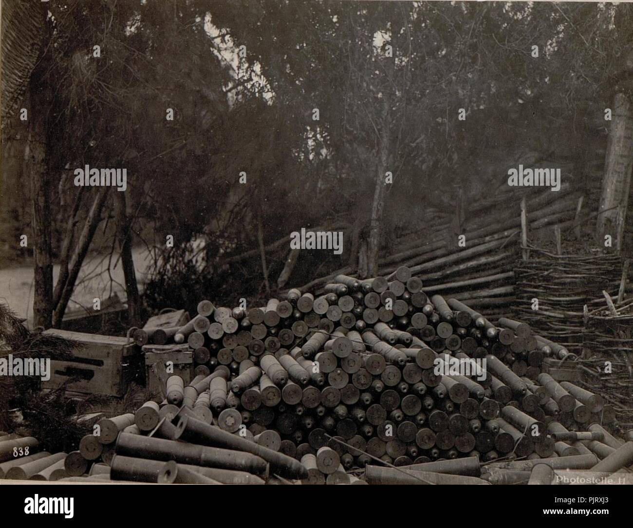 Bei Grigno. Erbeutete italienische 87mm Granaten am Wege nach Grigno. Stock Photo