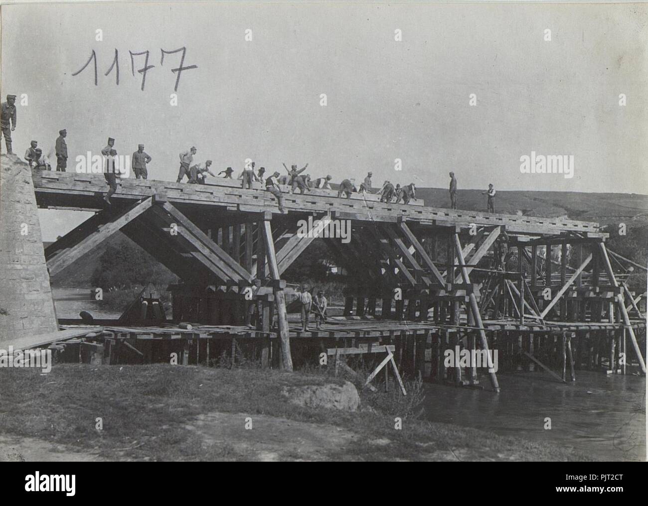 Bau der schw. Eisenbahnbrücke über den Sereth in Czortkow. Stock Photo