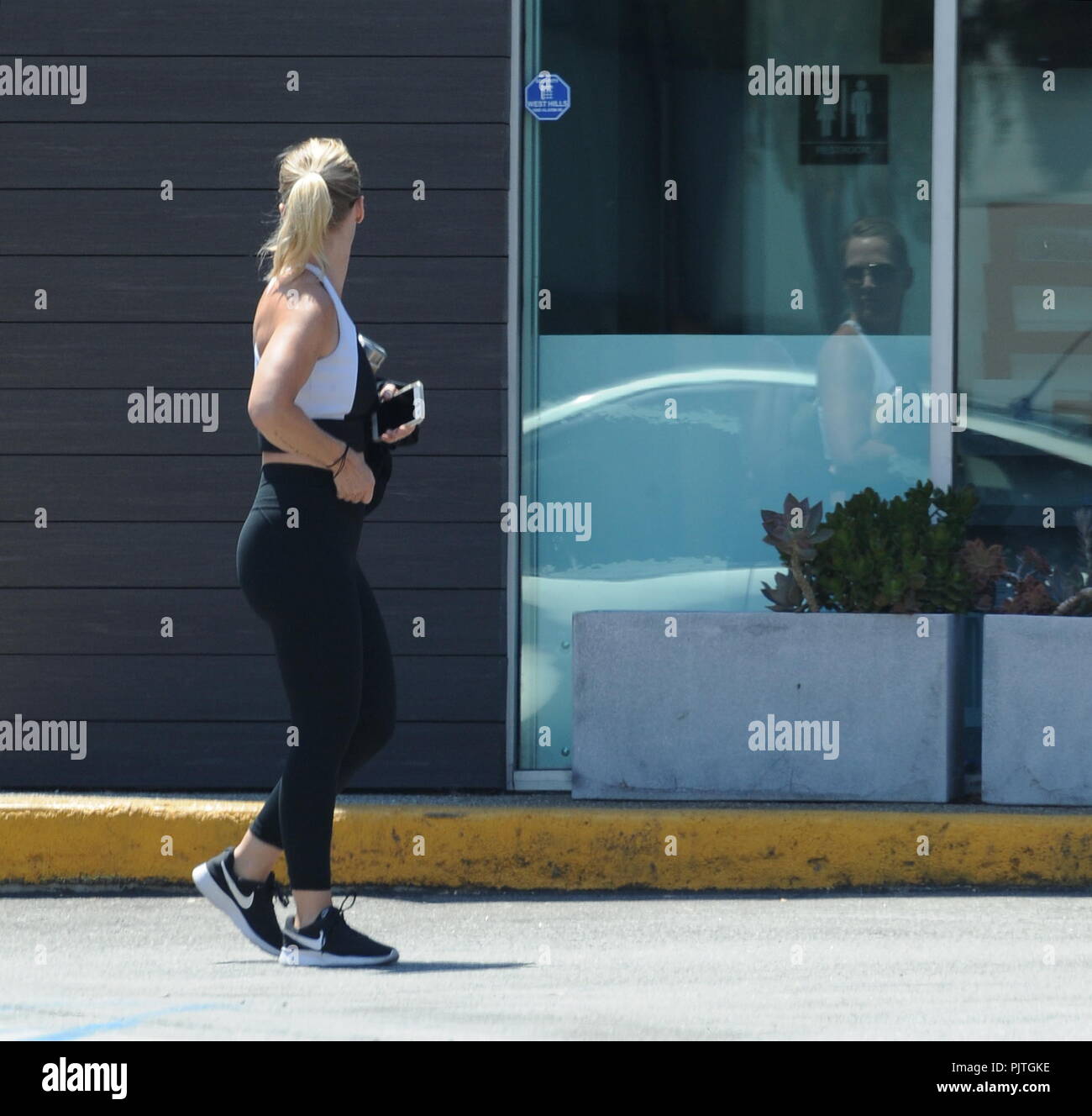 Jennie Garth shows off her abs in workout attire as she joins her(02)