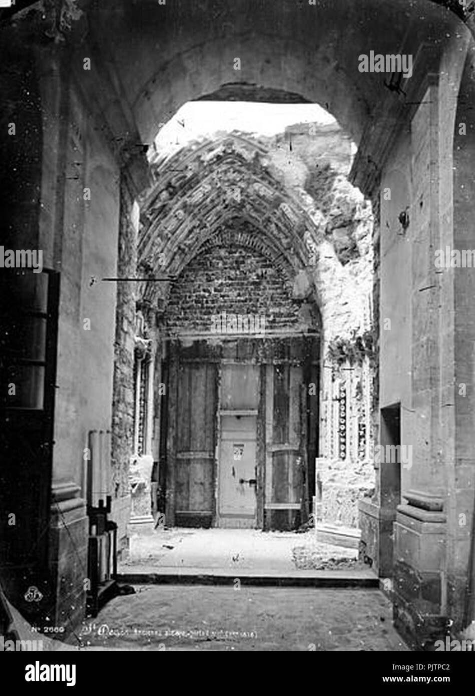 Basilique Saint-Denis - Portail de la façade sud - Saint-Denis - Médiathèque de l'architecture et du patrimoine - APMH00002669. Stock Photo