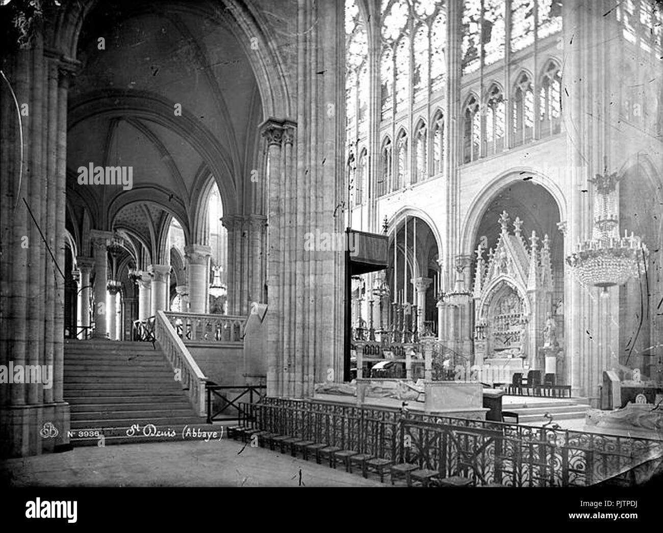 Basilique SaintDenis Vue intérieure du déambulatoire côté nord et du