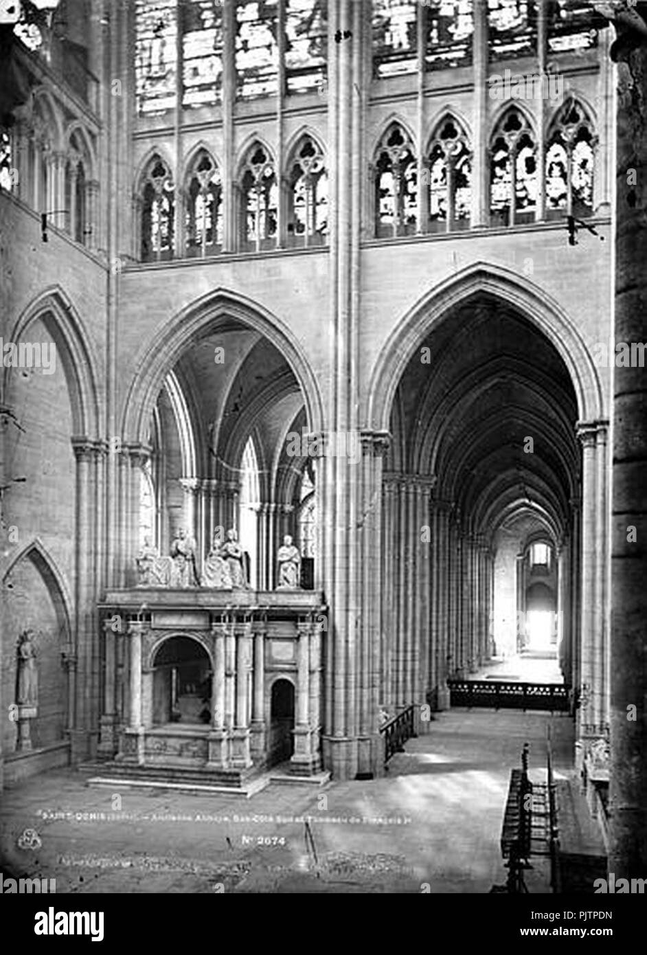 Basilique SaintDenis Vue intérieure du transept et du bascôté sud