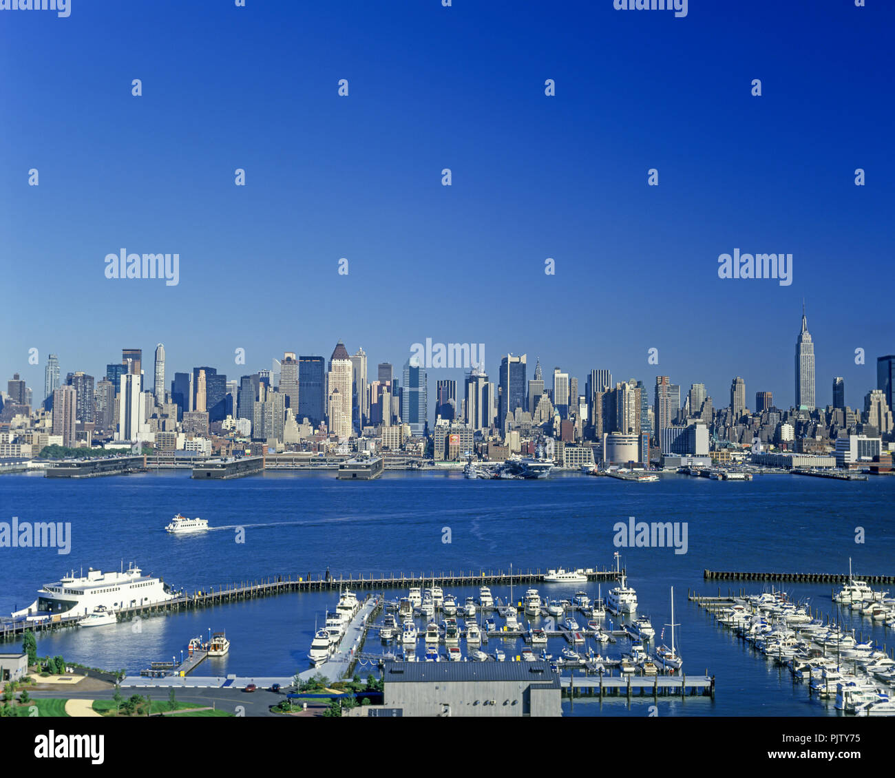 1990 HISTORICAL MIDTOWN MANHATTAN SKYLINE HUDSON RIVER NEW YORK CITY FROM PORT IMPERIAL NEW JERSEY USA Stock Photo