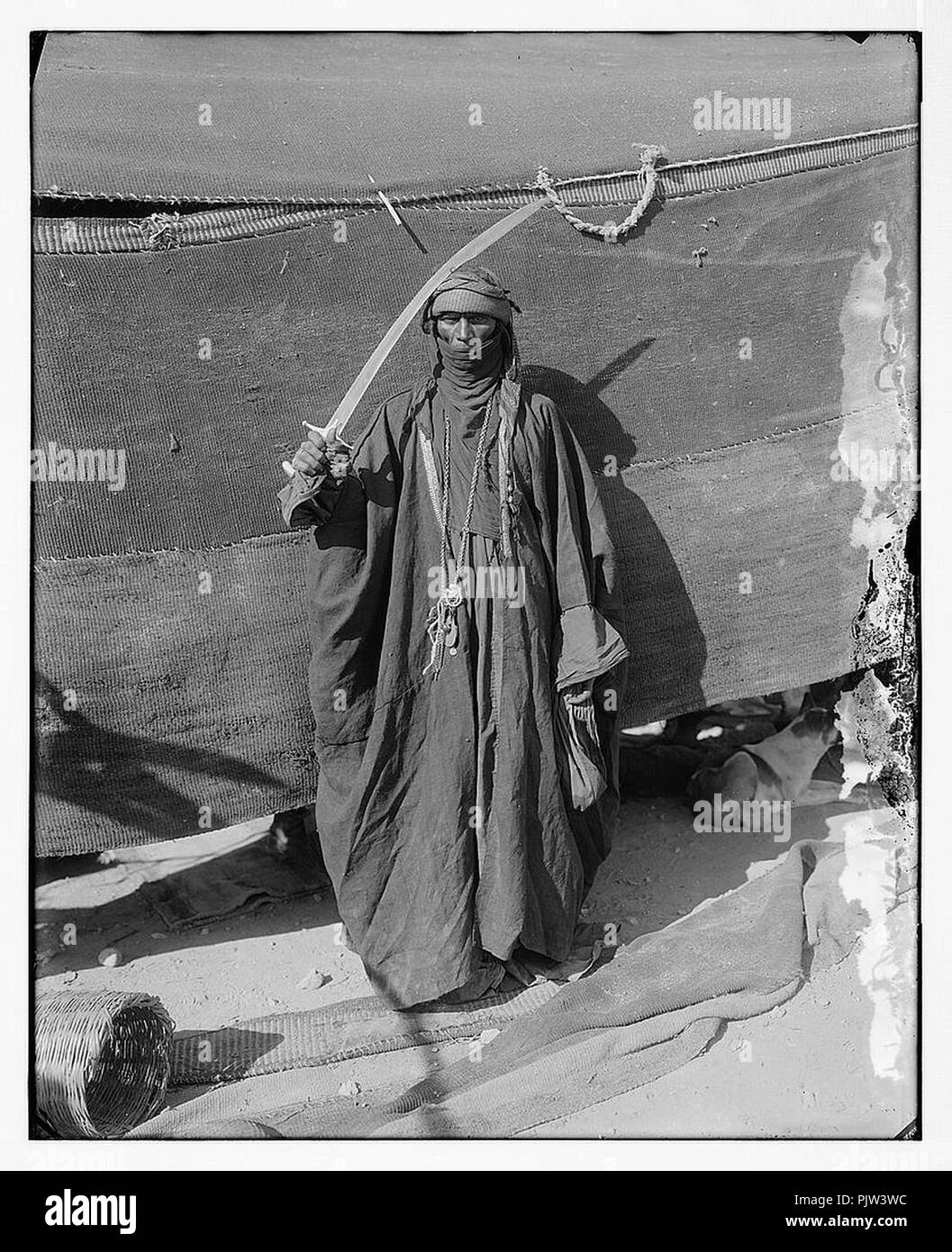 Bedouin woman holding sword for the sword-dance Stock Photo - Alamy