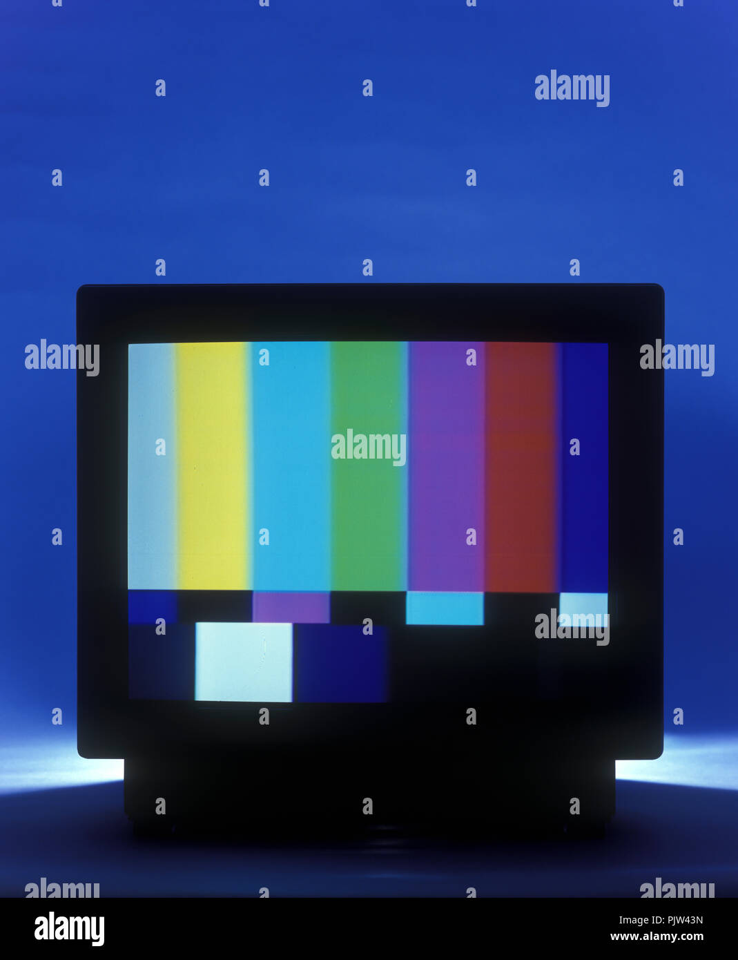 1992 HISTORICAL COLOR TEST CARD ON OLD FASHIONED 1980S CATHODE RAY TUBE TELEVISION Stock Photo