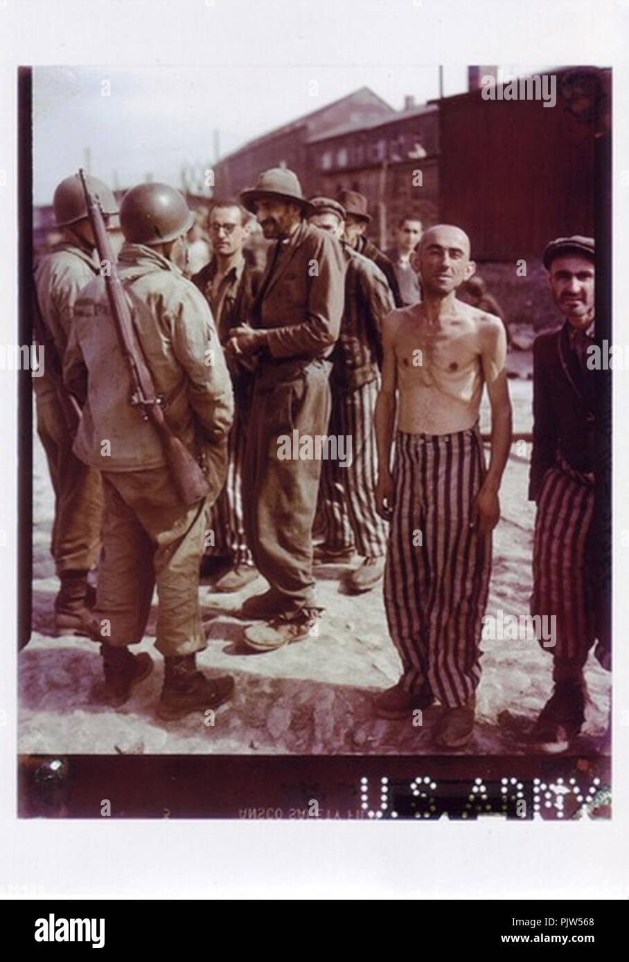 Befreite Häftlinge des Kleinen Lagers im Gespräch mit amerikanischen Soldaten. Stock Photo