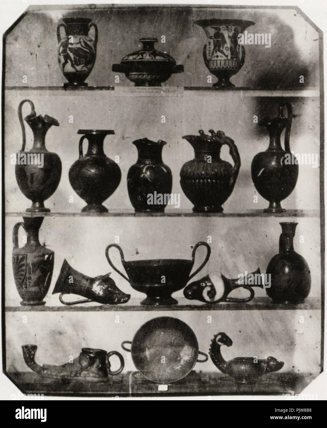 Belitski, Ludwig - 16 Antike griechische Vasen, Lampen und andere Gefäße aus gebranntem Ton mit Malerei. 1-3 Naturgrösse, Liegnitz. Stock Photo
