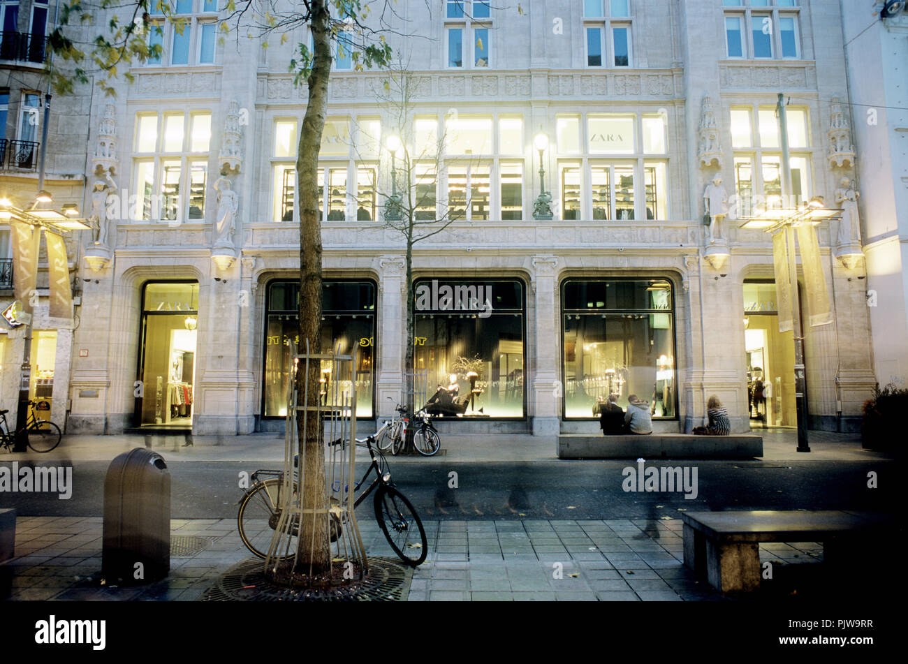 Zara chain store men's and women's clothing shop on the Meir in Antwerp ( Belgium, 30/11/2006 Stock Photo - Alamy