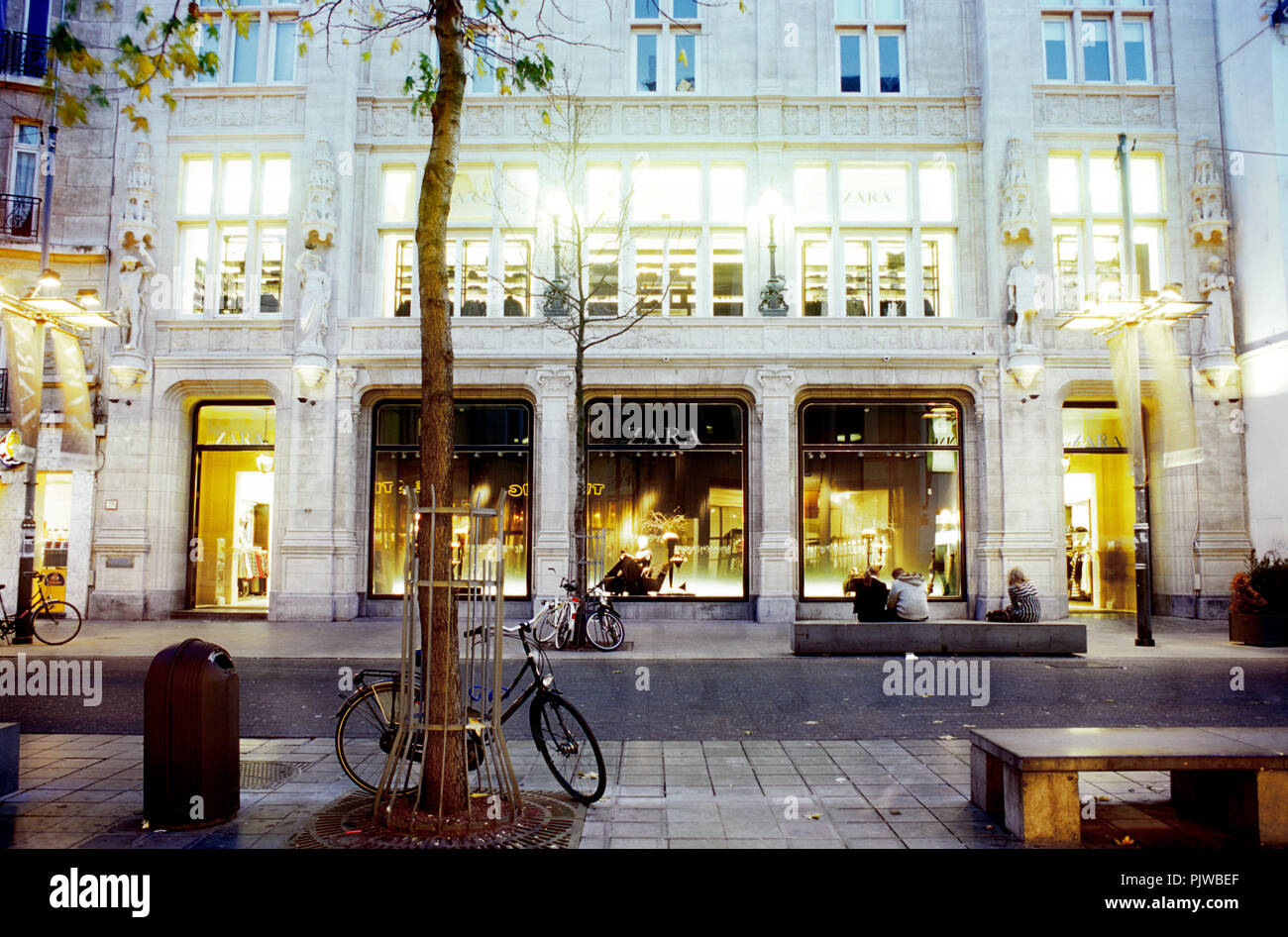Zara chain store men's and women's clothing shop on the Meir in Antwerp  (Belgium, 30/11/2006 Stock Photo - Alamy