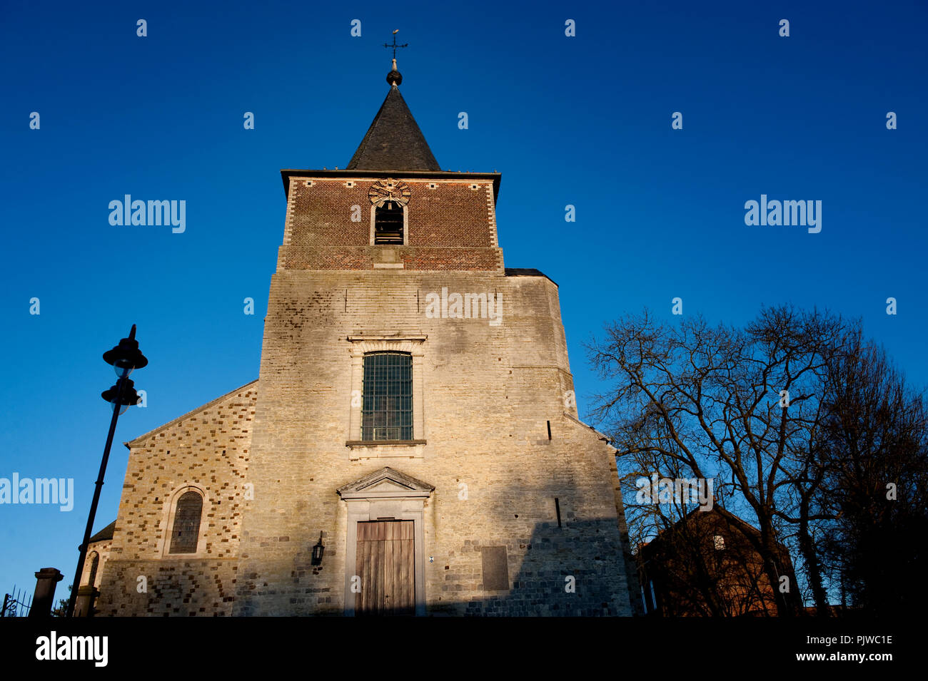 Romaanse kerk hi-res stock photography and images - Alamy, image size:1300x955