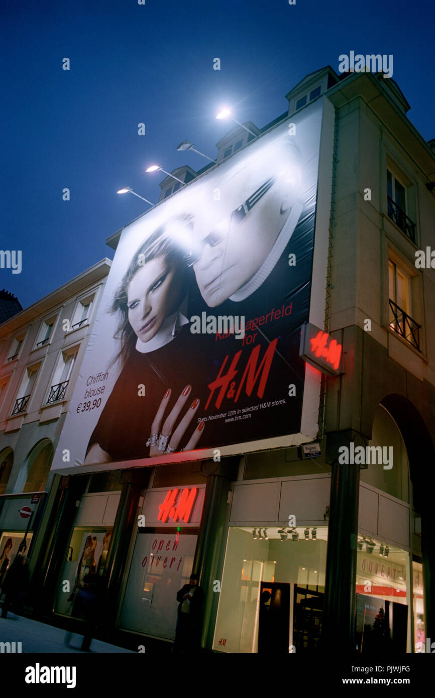 advertisement poster of the Karl Lagerfeld fashion collection for H&M in  the rue Neuve, Brussels (Belgium, 15/11/2004 Stock Photo - Alamy