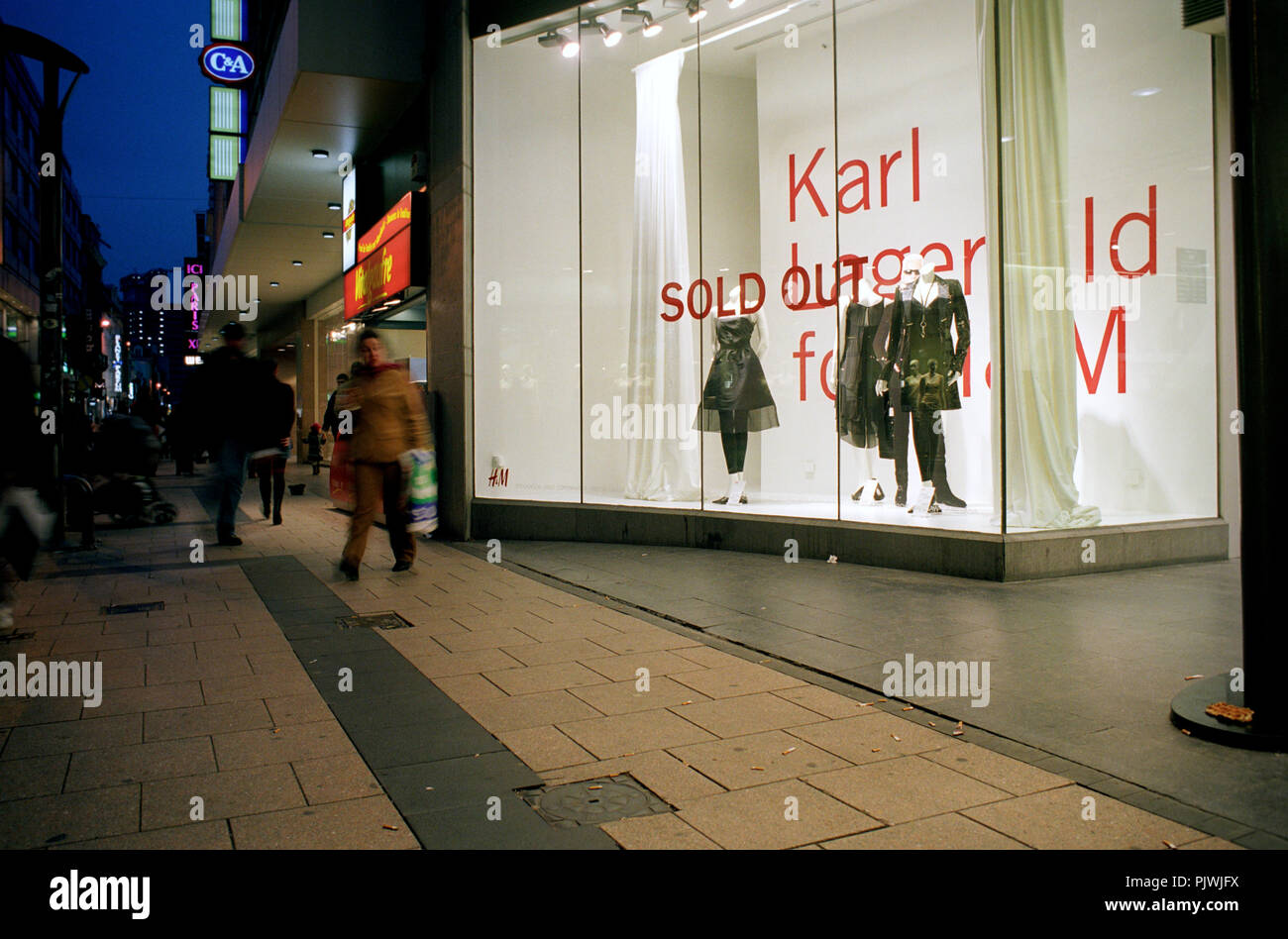 shop window of the H&M fashion store in the rue Neuve during the Karl  Lagerfeld action, Brussels (Belgium, 15/11/2004 Stock Photo - Alamy