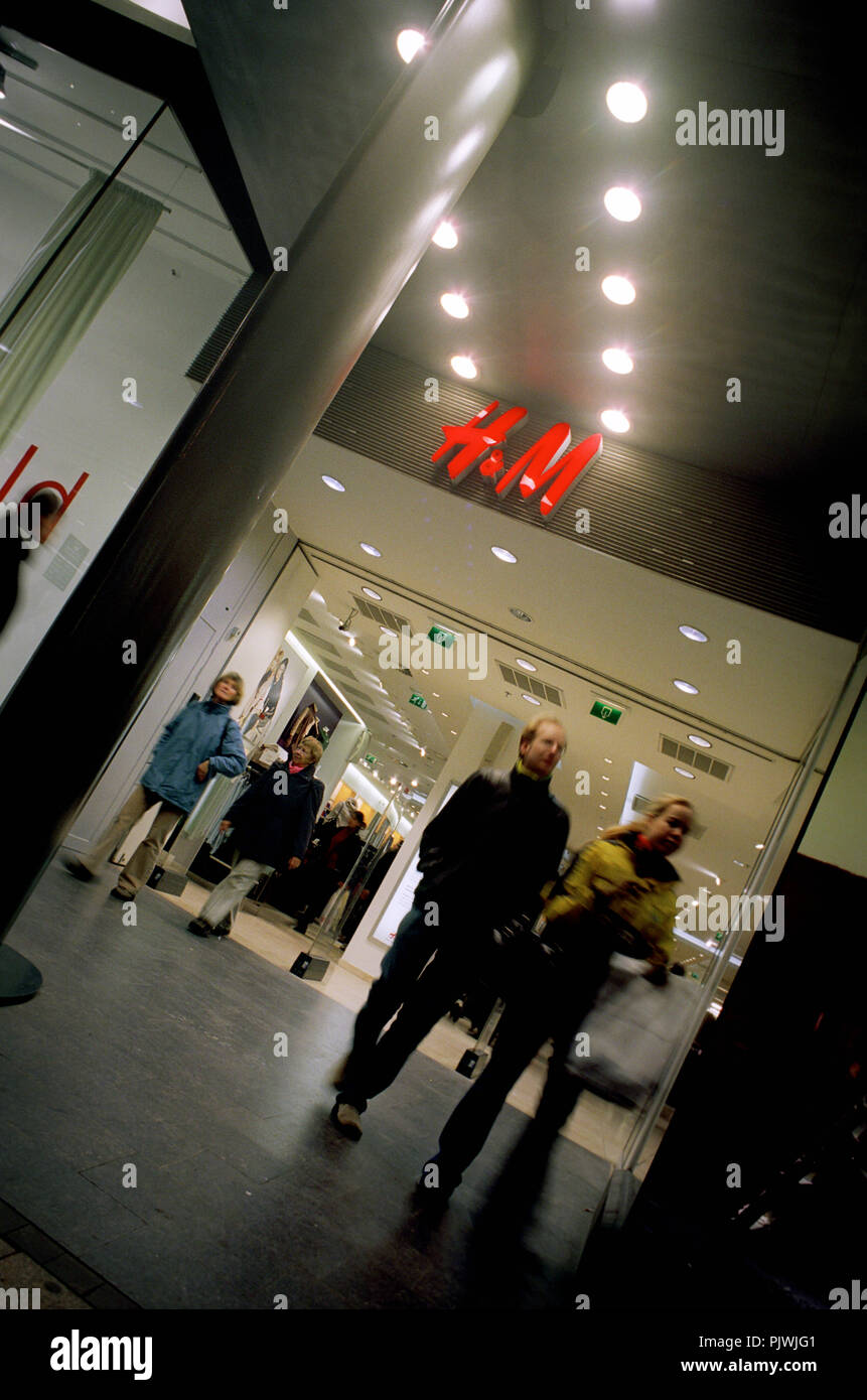 shop window of the H&M fashion store in the rue Neuve during the Karl  Lagerfeld action, Brussels (Belgium, 15/11/2004 Stock Photo - Alamy