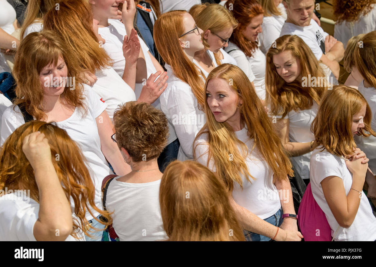 Hamburg, Germany. 09th Sep, 2018. 09.09.2018, Hamburg: The participants of  the meeting of redheaded people from all over Germany form up for a final  picture in the upper harbour. About 150 million