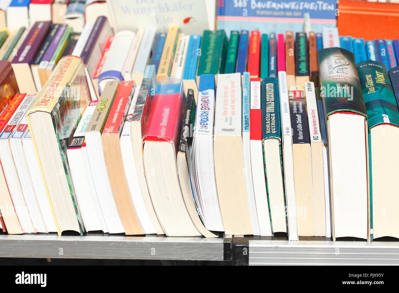 Stacked books on a flea market, Germany, Europe    I Aufgestapelte Bücher auf einem Flohmarkt, Deutschland, Europa I Stock Photo