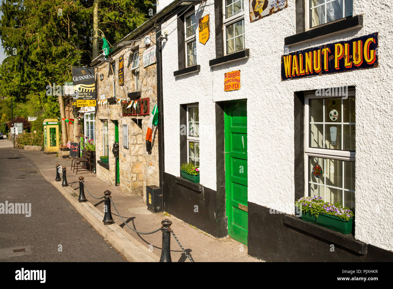 Ireland, Co Leitrim, Keshcarrigan village, Gerties Restaurant and Bar and old phone box Stock Photo