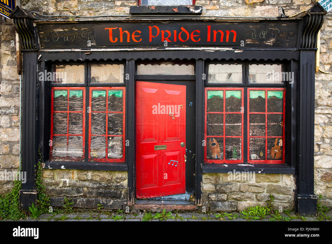 Ireland, Co Leitrim, Drumshanbo, The Pride Inn, trompe d’oeil bar front with open door and music coming out, painting on empty building Stock Photo