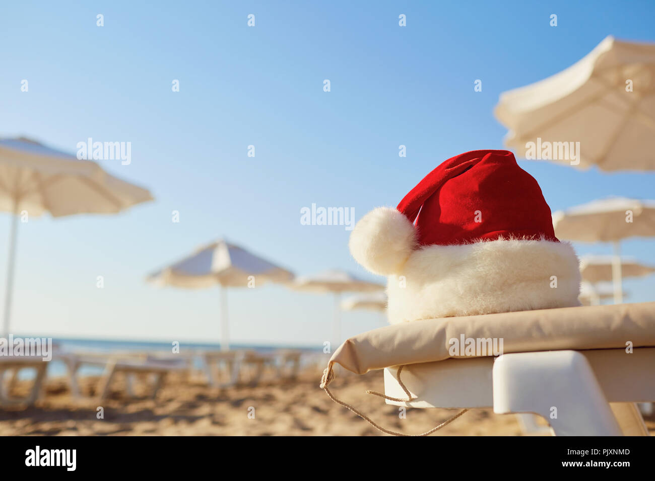 Santa Claus hat on the beach on Christmas Day Stock Photo - Alamy