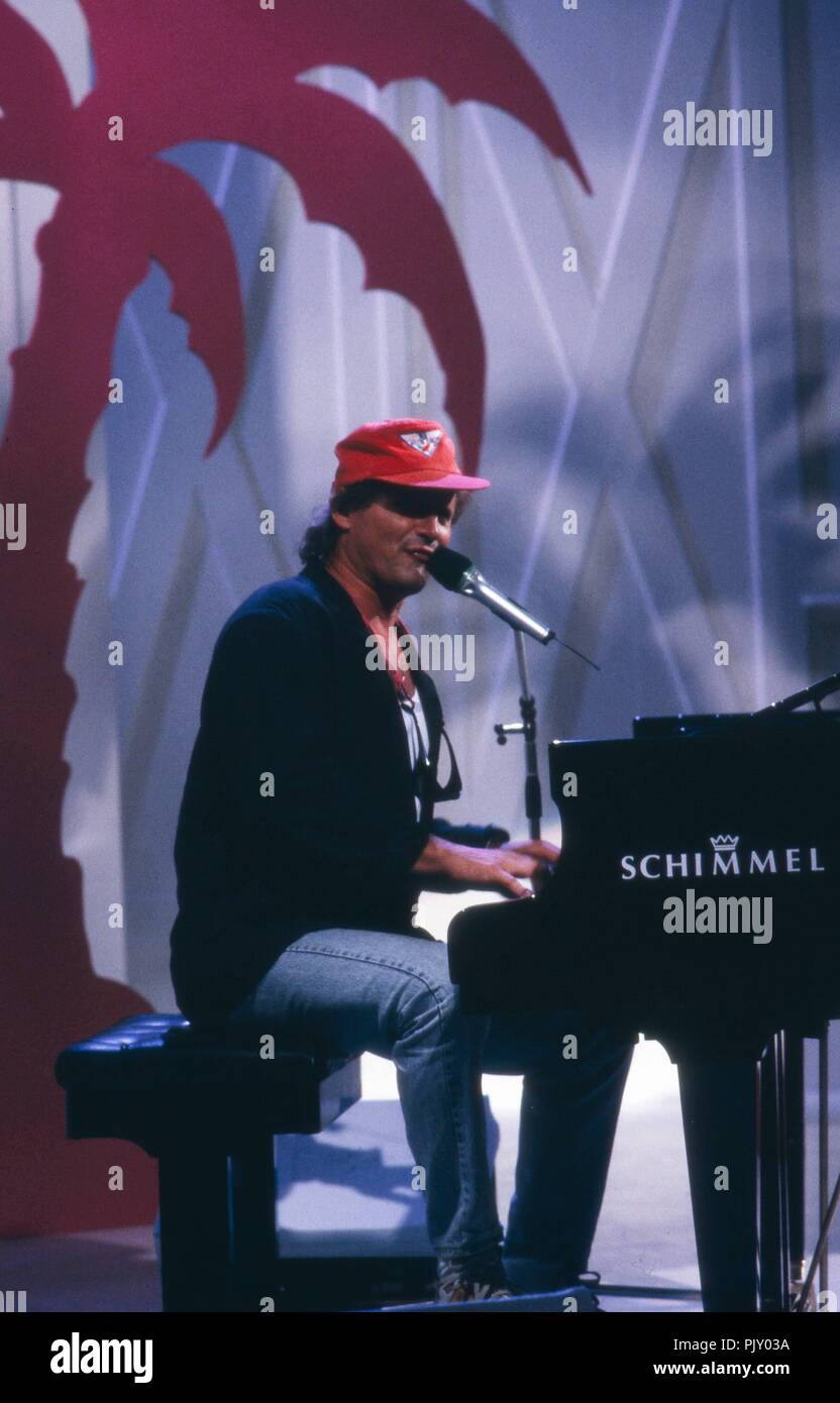 Konstantin Wecker, deutscher Musiker und Liedermacher, beim Konzert in  München, Deutschland 1989. German musician and song writer Konstantin Wecker  performing live at Munich, Germany 1989. | usage worldwide Stock Photo -  Alamy