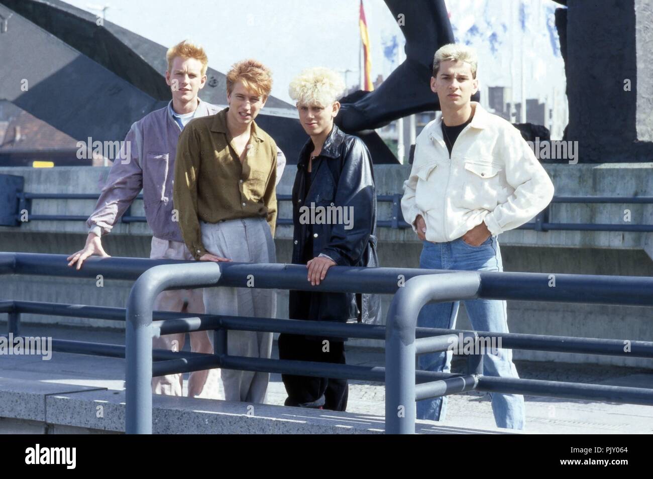 Depeche Mode" bei einem Promoshoot in Deutschland, 1983. "Depeche Mode"  posing for a promotional photo shooting in Germany, 1983. | usage worldwide  Stock Photo - Alamy