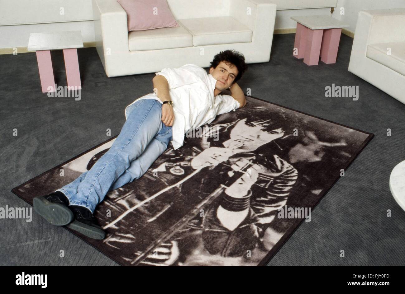 Sänger Nino de Angelo auf einer Elvis Presley Decke zuhause in Köln,  Deutschland 1989. Singer Nino