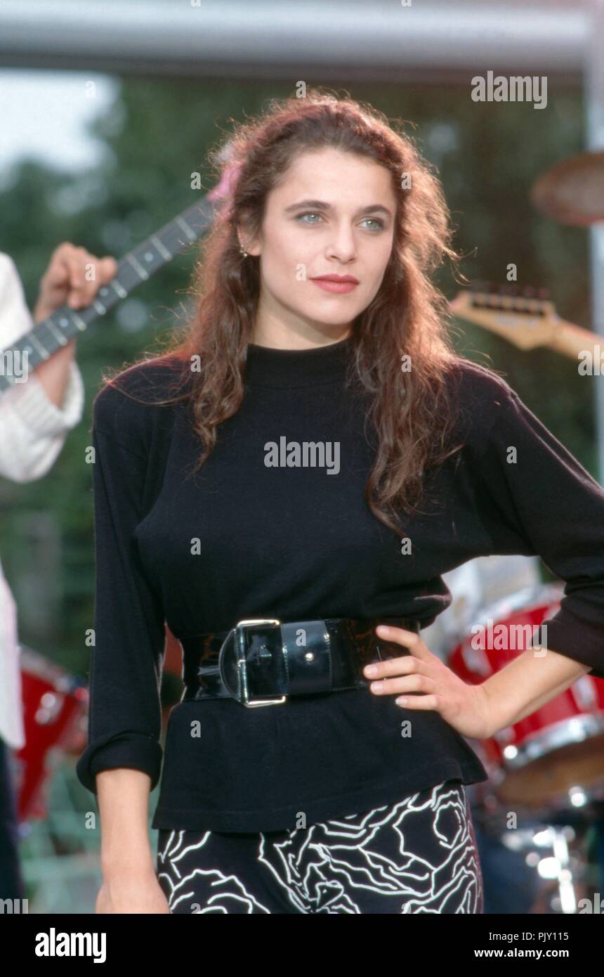 Jule Neigel, deutsche Sängerin und Sonschreiberin bei der ZDF Hitparade in Brühl, Deutschland