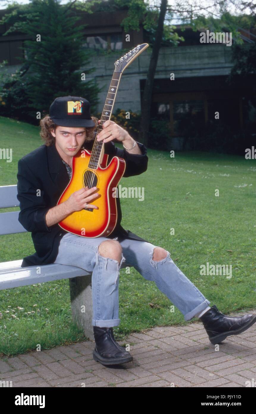 Dweezil Zappa, amerikanischer Rockgitarrist mit seiner Gitarre in Montreux,  Schweiz 1988. American rock guitarist Dweezil Zappa with his guitar at  Montreux, Switzerland 1988. | usage worldwide Stock Photo - Alamy
