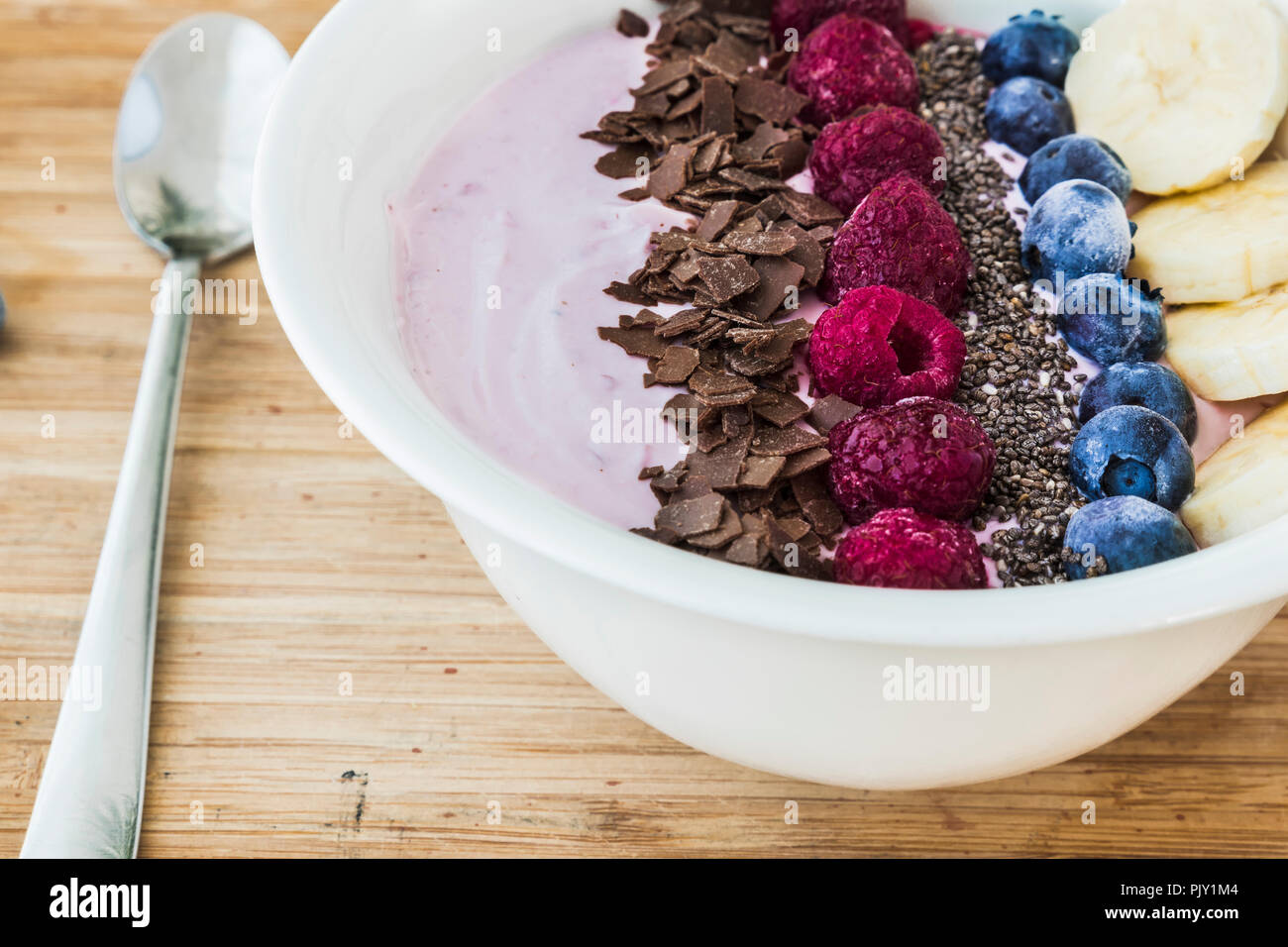 https://c8.alamy.com/comp/PJY1M4/a-smoothie-bowl-with-fresh-berries-banana-chia-seeds-and-chocolate-for-healthy-vegan-and-vegetarian-diet-breakfast-PJY1M4.jpg