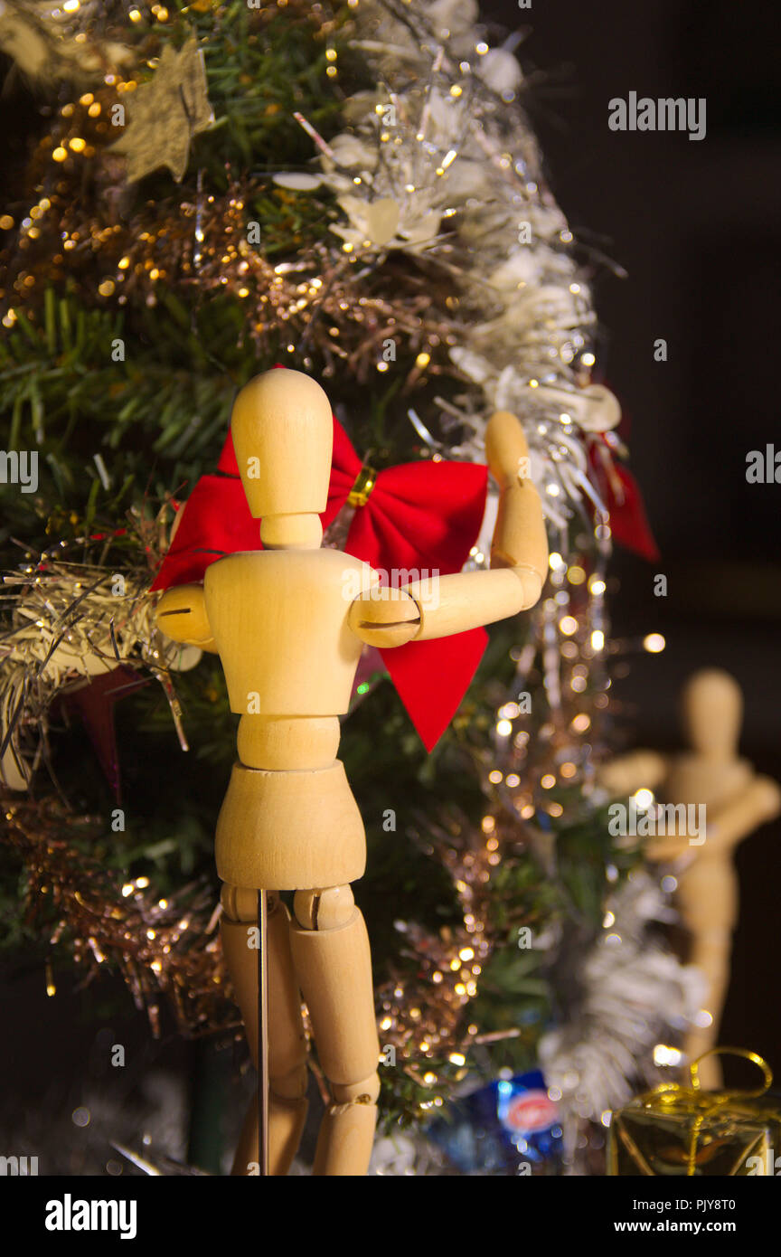 Two mannequins arranging the Christmas tree with harmony Stock Image