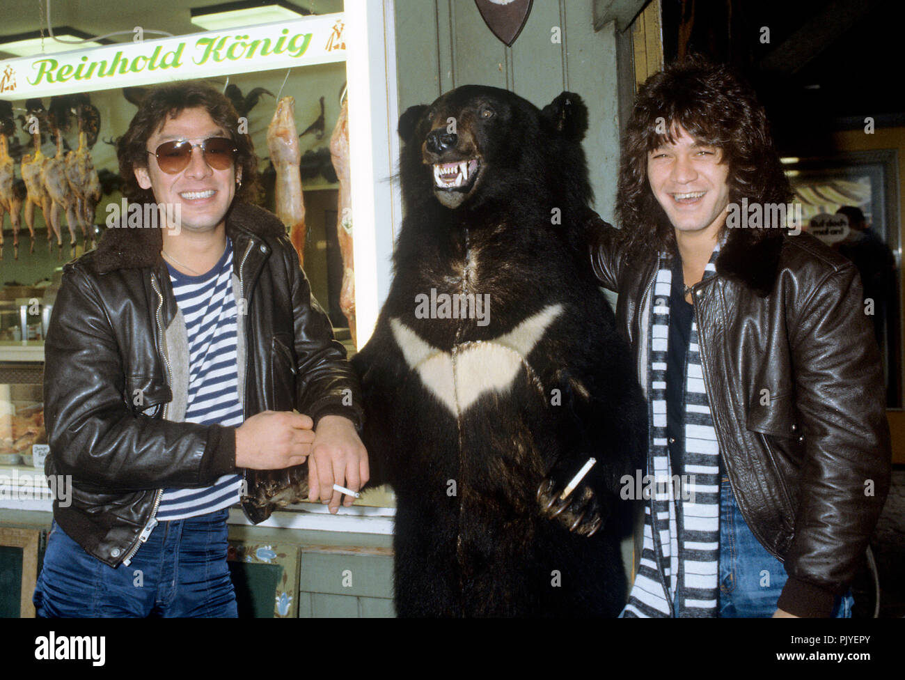 v.l. Alex Van Halen, Eddie Van Halen (Van Halen) on im Oktober 1981 in . | usage worldwide Stock Photo