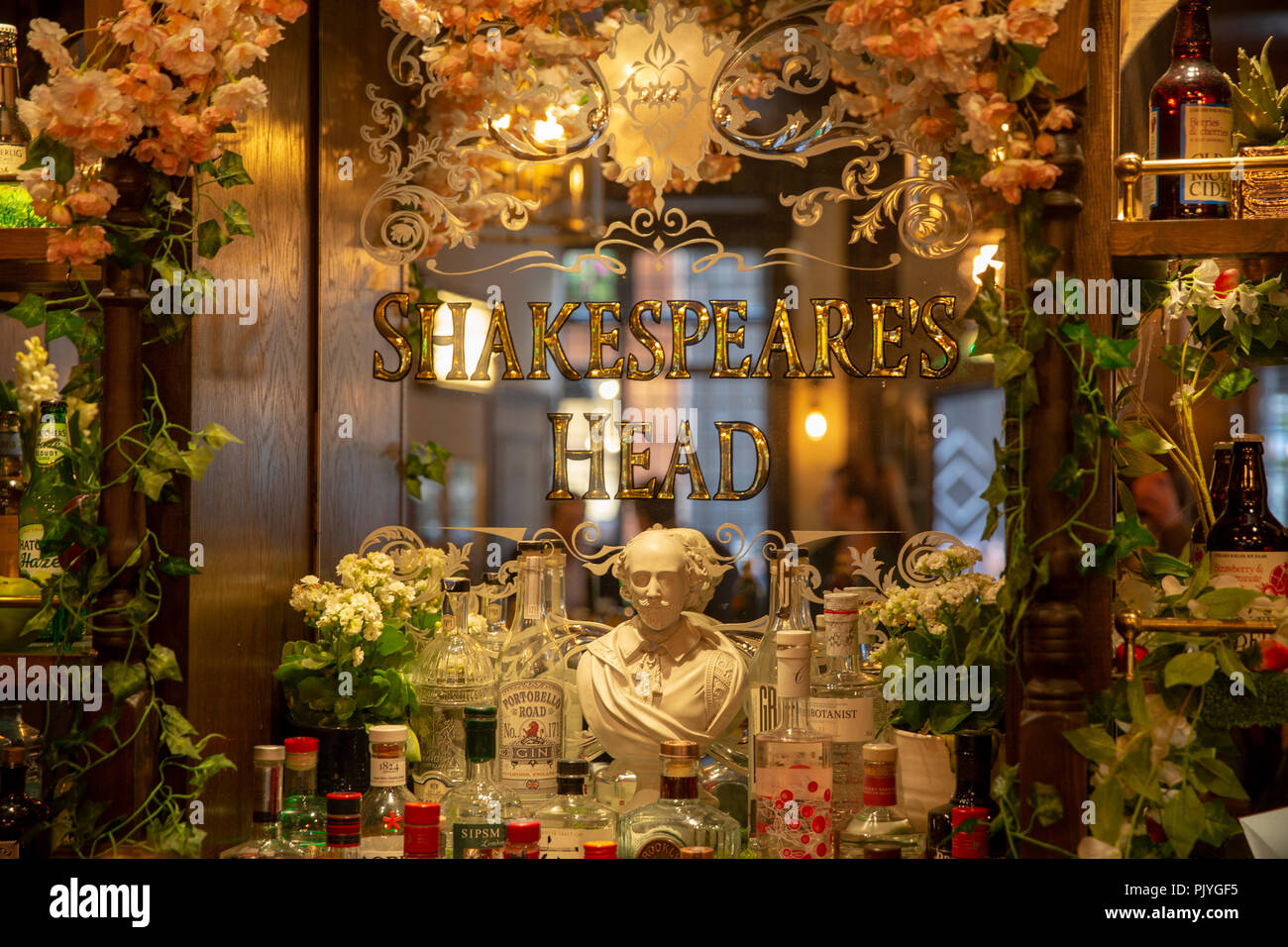 Pubs of London: The Shakespeare's Head is a Greene King pub in Great Marlborough street dating back to 1735. Located just off Carnaby Street. Stock Photo