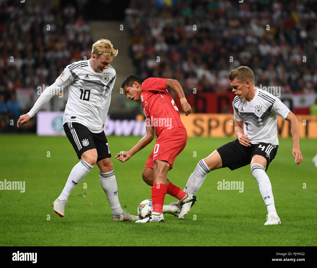 Sinsheim, Germany. 09th Sep, 2018. Soccer Friendly match: Germany vs Peru in the Wirsol Rhein-Neckar-Arena: Julian Brandt (L) from Germany and teammate Matthias Ginter (R) take the ball away from Edison Flores from Peru. Credit: Arne Dedert/dpa/Alamy Live News Stock Photo