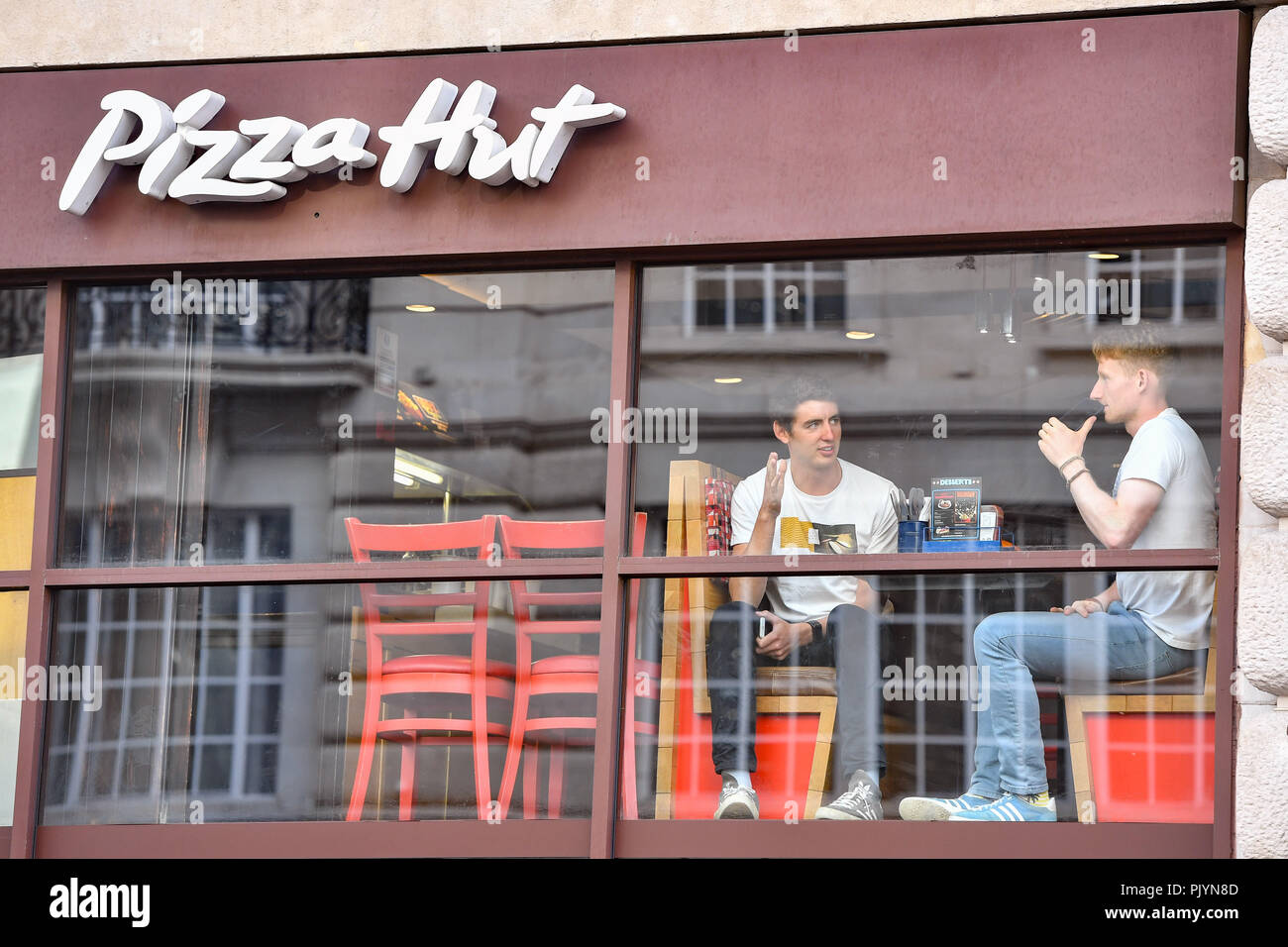 London, UK. 9th Sept 2018. The spectators in Pizza Hut restaurant during 2018 OVO Energy Tour of Britain - Stage Eight: The London Stage on Sunday, September 09, 2018, LONDON ENGLAND: Credit: Taka Wu/Alamy Live News Stock Photo