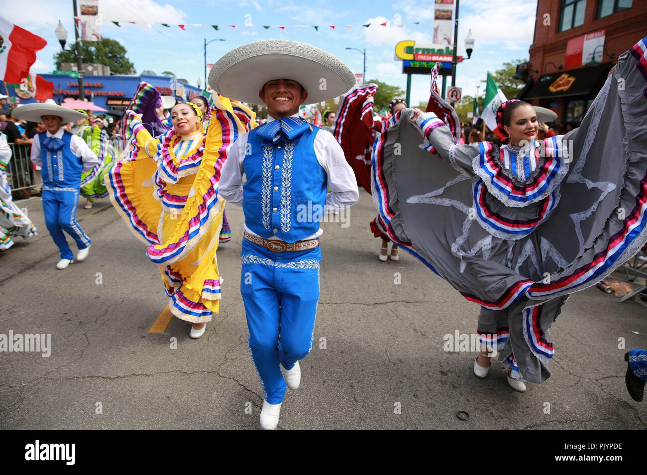 Mexican independence parade chicago hi-res stock photography and images -  Alamy