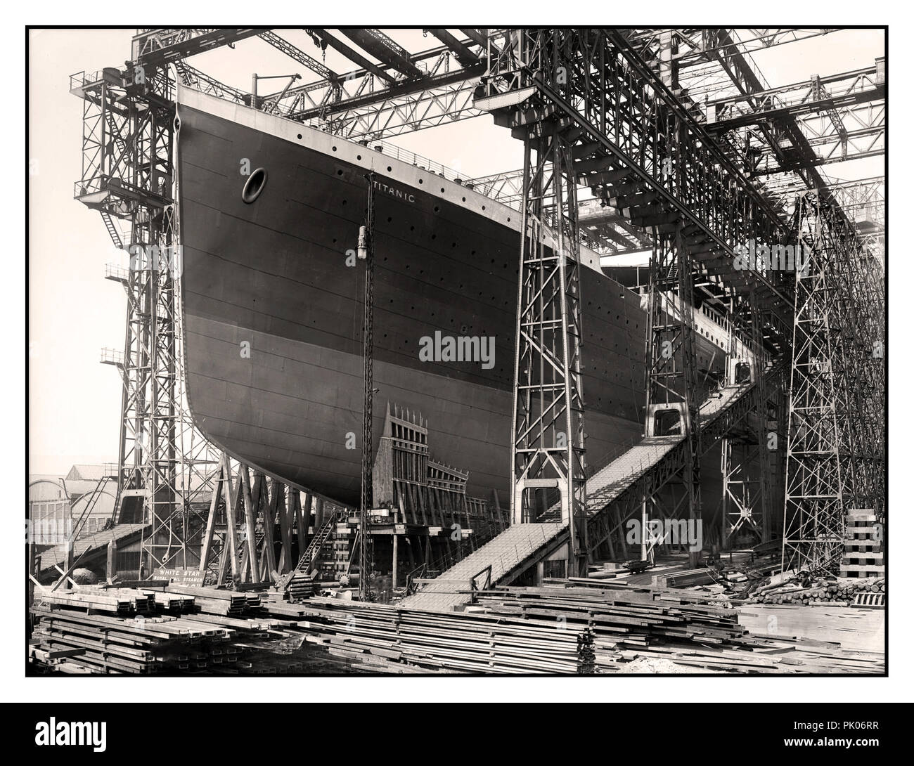 TITANIC SLIPWAY 1912 RMS Titanic on slipway in Harland & Wolff shipyards undergoing final construction & preparations prior to launch Stock Photo