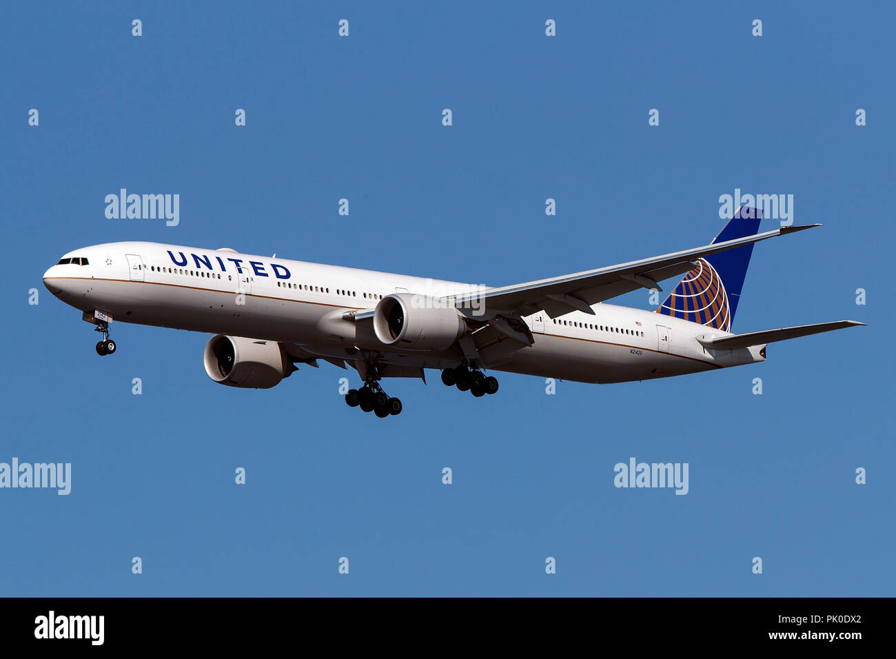 Boeing 777-300 ER (N2142U) operated by United Airlines on approach to ...