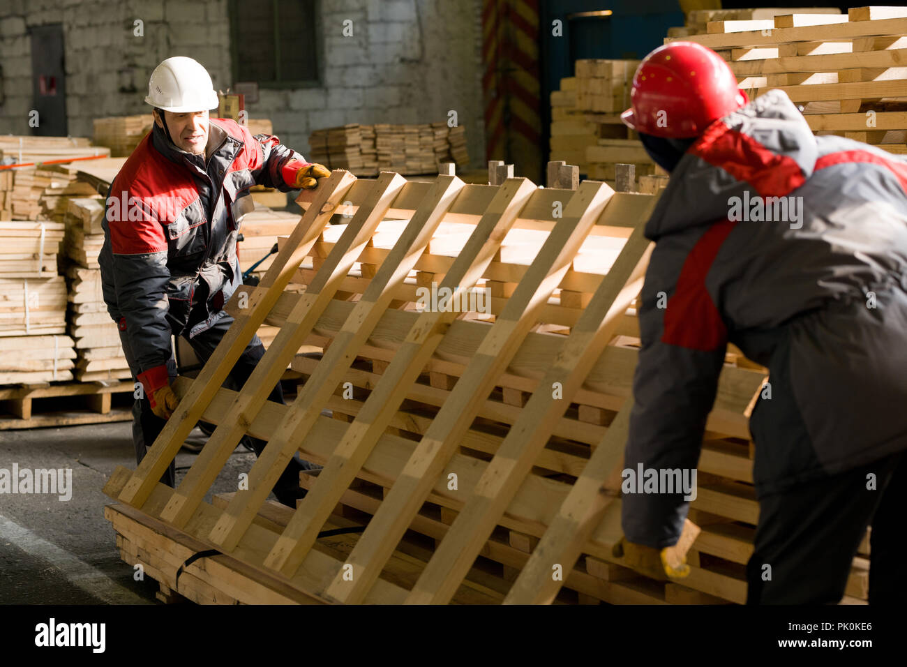 Moving heavy materials hi-res stock photography and images - Alamy