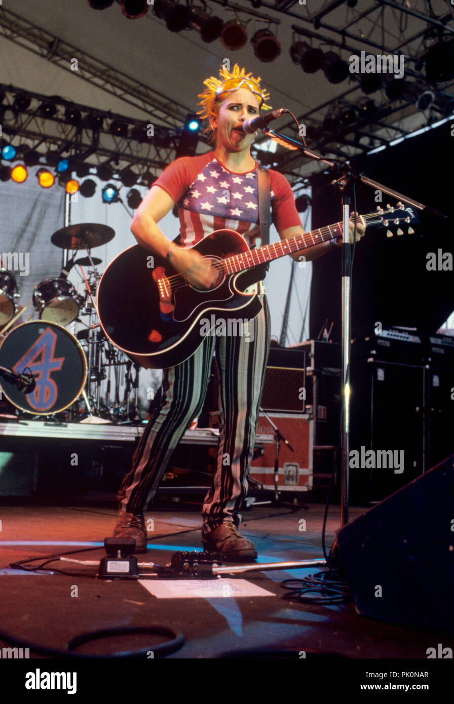 Linda Perry (4 Non Blondes) on 01.07.1994 in Memmingen. | usage