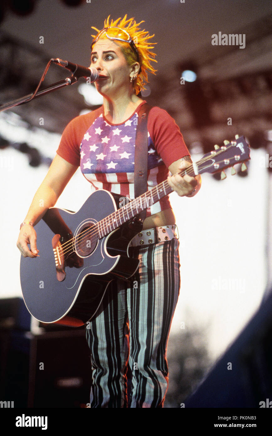 Linda Perry (4 Non Blondes) on 01.07.1994 in Memmingen. usage