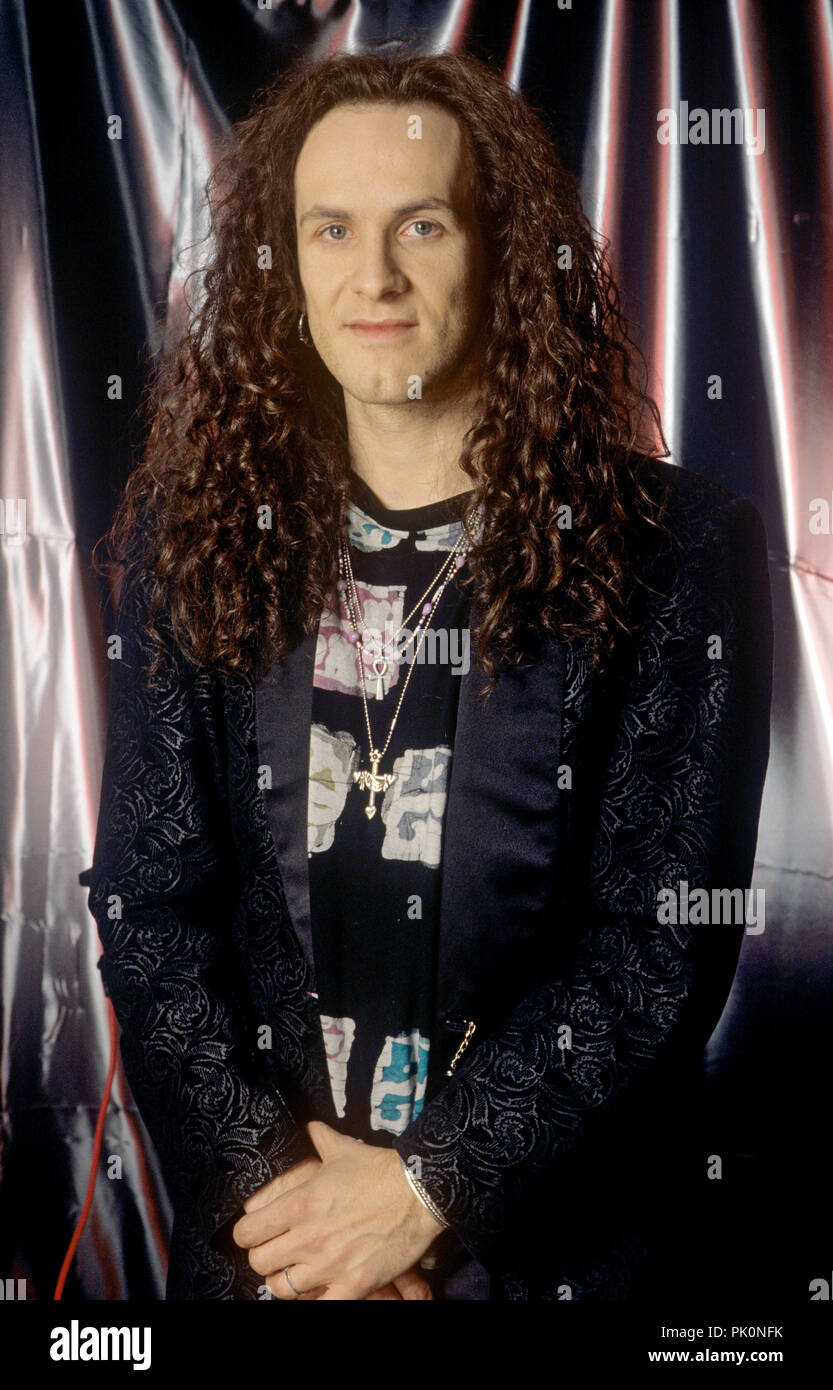 Vivian Campbell (Def Leppard) on 26.01.1993 in München. | usage