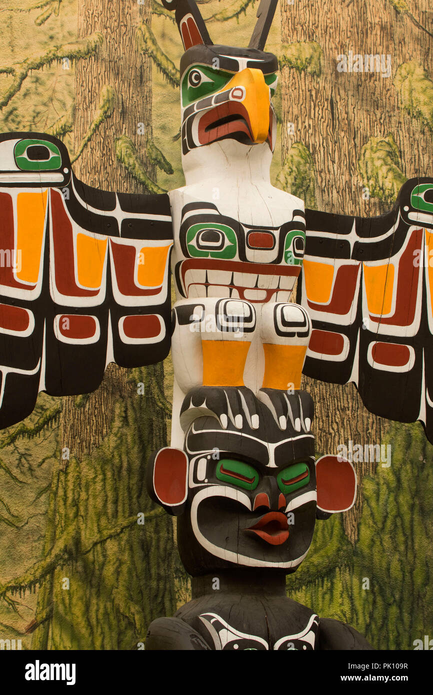 Thunderbird with Dzunuk'wa totem, Duncan, British Columbia, Canada Stock Photo