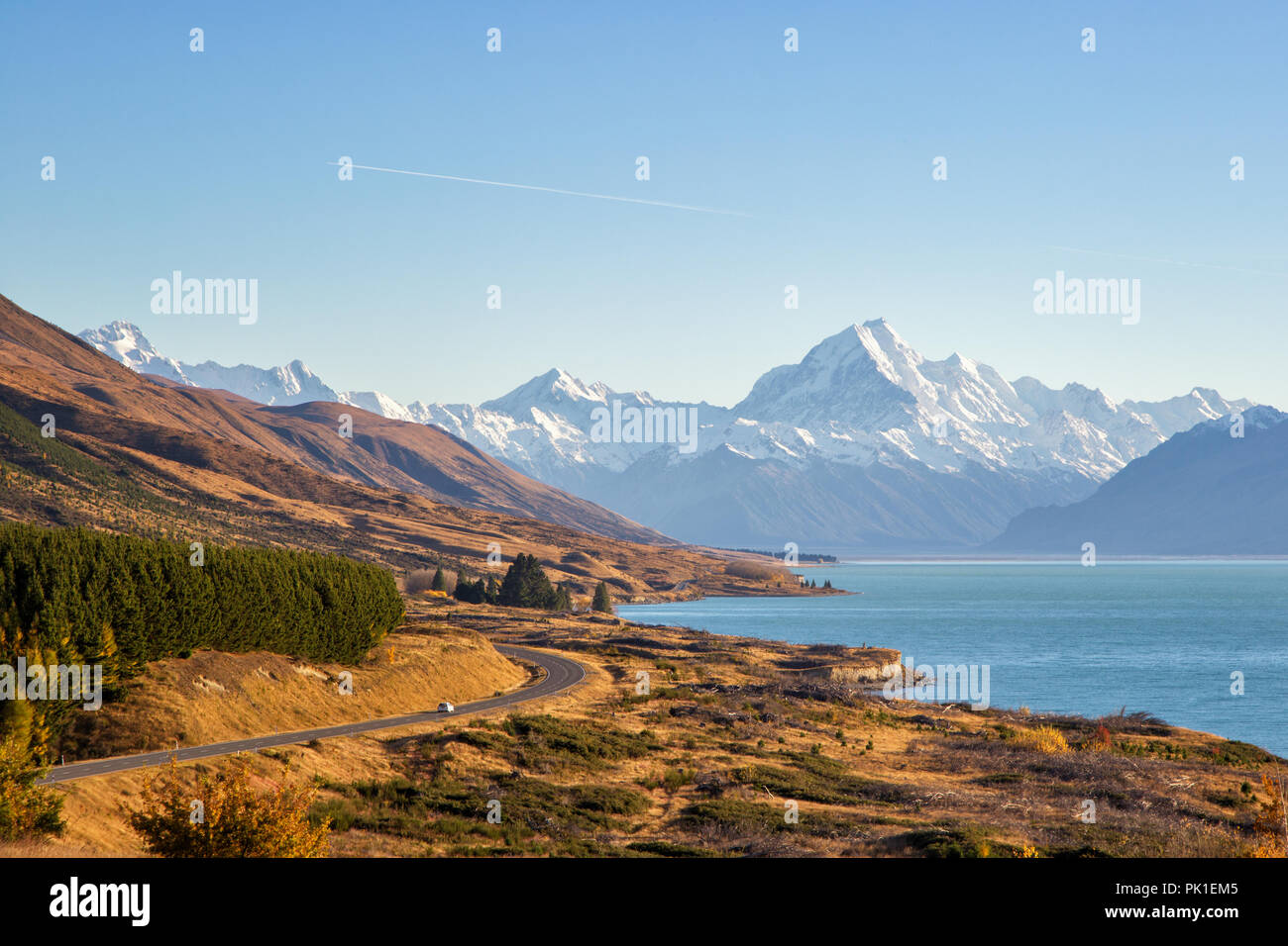 Lakeshore Road to Aoraki Mount Cook Nation Park in Autumn, New Zealand South Island, UNESCO World Heritage Site Stock Photo