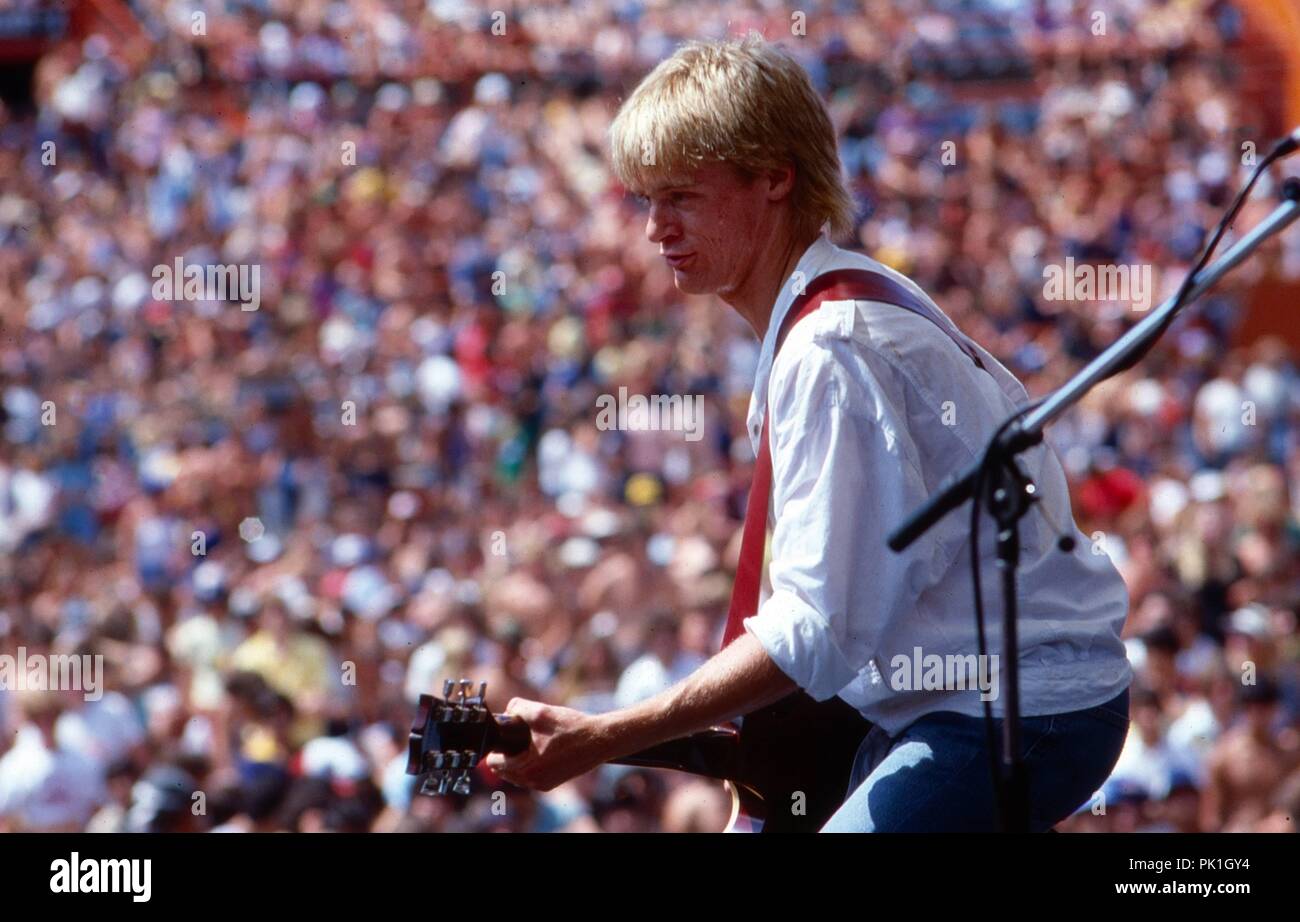 Bryan Adams, kanadischer Rocksänger und Gitarrist bei einem Konzert in
