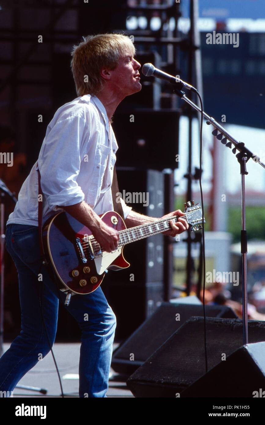 Bryan Adams, kanadischer Rocksänger und Gitarrist bei einem Konzert in