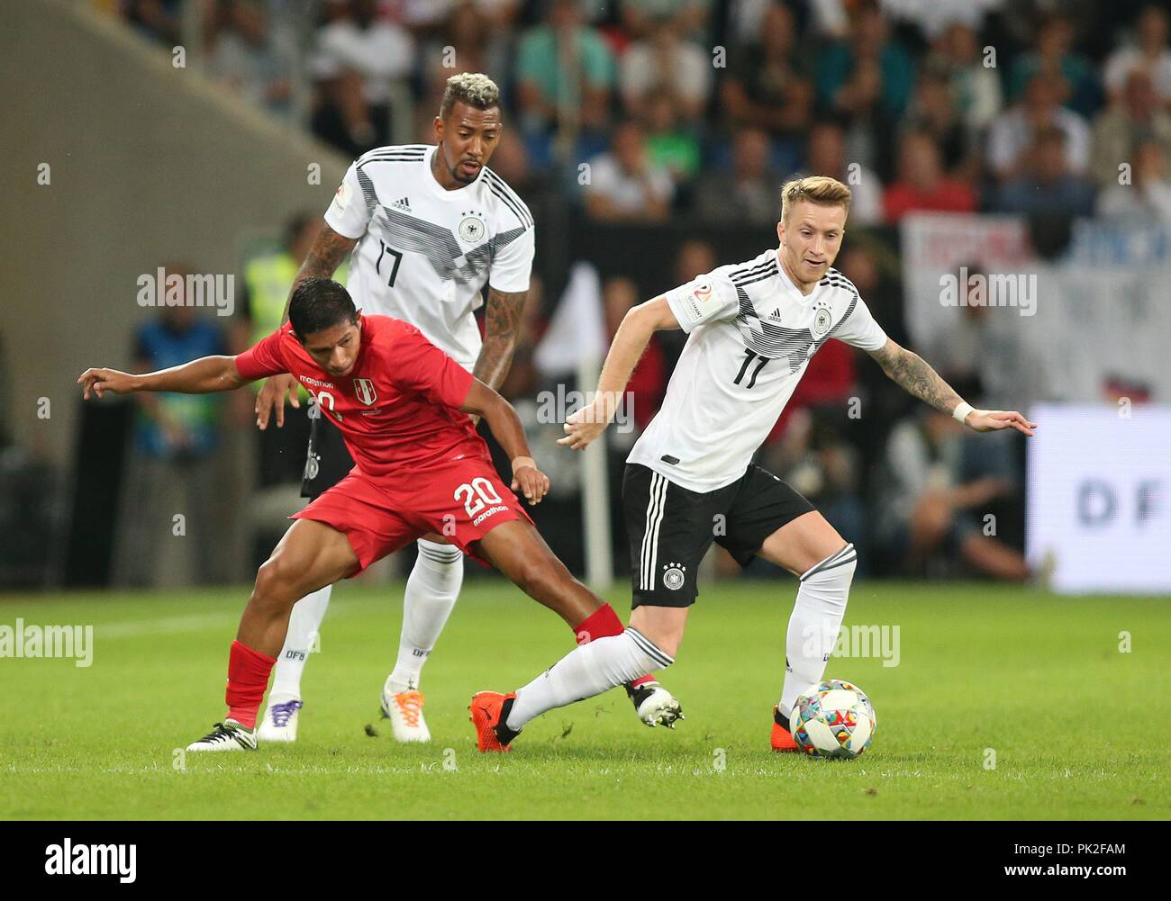 firo: 09.09.2018 Football, Soccer, National Team, Germany, Friendly Match, GER, Germany - Peru, 2: 1, duels, Edison FLORES, Peru, Jérôme BOATENG, DFB, Germany, Marco REUS, DFB, Germany, full figure, | usage worldwide Stock Photo