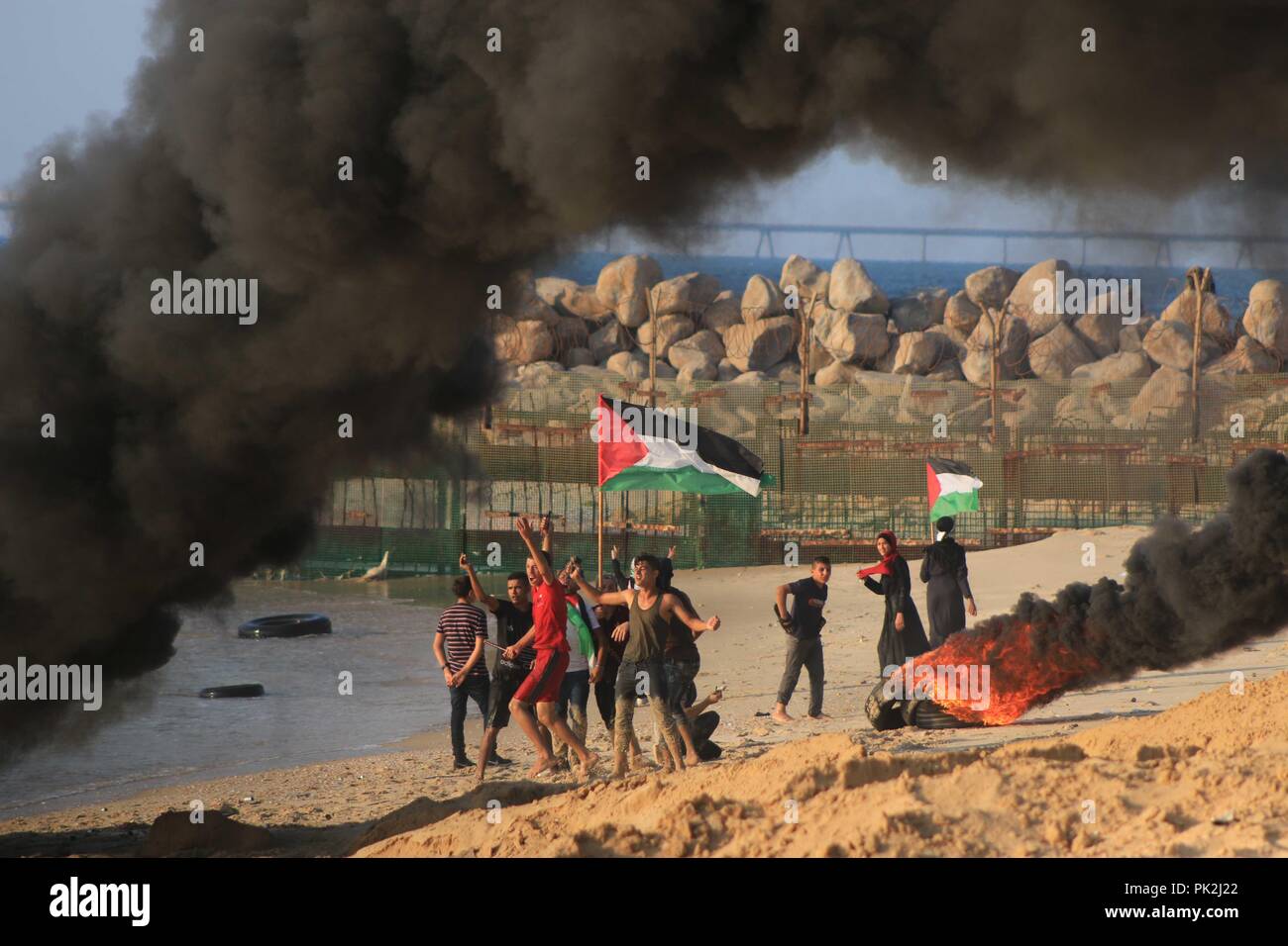 Beit Lahiya, The Gaza Strip, Palestine. 10th Sep, 2018. Palestinian protest northern the Gaza strip on the beach of Beit Lahiya, dozens of Gazans wounded after Israeli troops open fire on the protesters. Credit: Mahmoud Khattab/Quds Net News/ZUMA Wire/Alamy Live News Stock Photo