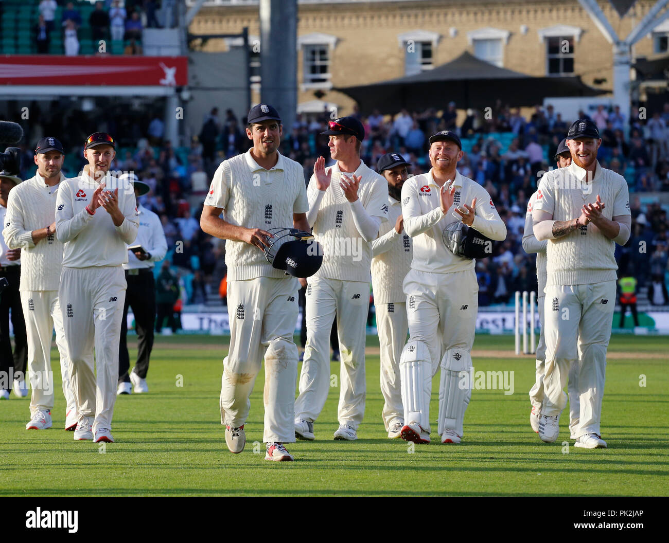 Kia Oval London Uk 10th Sep 18 Specsavers International Test Match Cricket 5th Test Day 4 Alastair Cook Is Applauded Off The Field By His Team Mates At The End Of The
